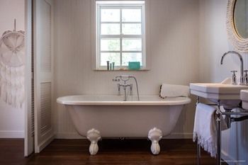 Deep Soaking Bathtub